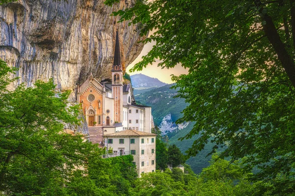 Άποψη του Ιερού της Παναγίας της Κορώνας, είναι ένα μέρος σιωπής και διαλογισμού κρυμμένο στην καρδιά των βράχων Baldo, Βερόνα, Λομβαρδία, Ιταλία. — Φωτογραφία Αρχείου
