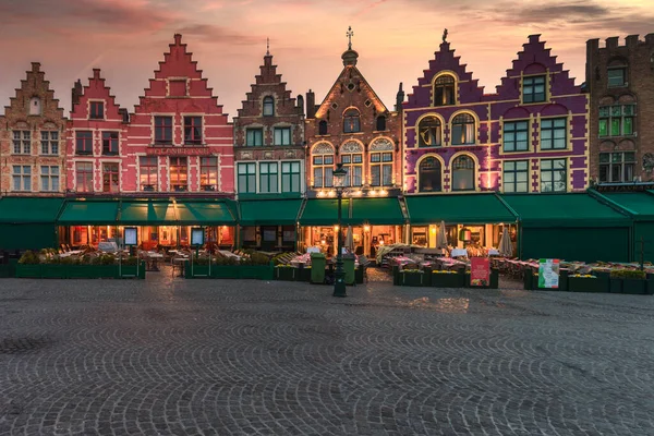 马克特的老房子的视图，中世纪市场广场布鲁日在佛兰德。比利时具有里程碑意义. — 图库照片