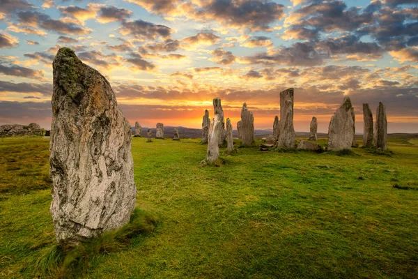 İskoçya 'nın dış Hebrides' i Lewis Adası 'ndaki Callanish' te taş çemberin üzerinde çarpıcı bir gün batımı.