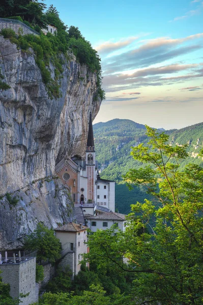 Άποψη του Ιερού της Παναγίας της Κορώνας, είναι ένα μέρος σιωπής και διαλογισμού κρυμμένο στην καρδιά των βράχων Baldo, Βερόνα, Λομβαρδία, Ιταλία. — Φωτογραφία Αρχείου