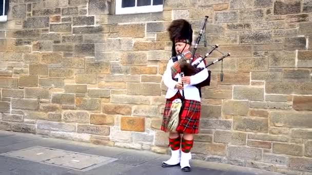 에딘 버러, 스코틀랜드 - 2021 년 7 월 : Scottish Bagpipe player — 비디오