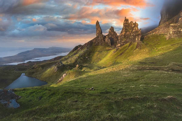 Anciano de Storr en la Isla de Skye en Escocia. Hermoso paisaje escocés — Foto de Stock