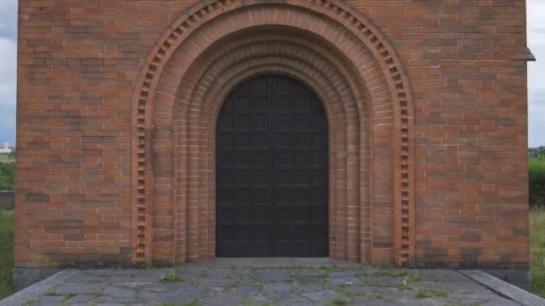 Hyperlapsus de la scène rurale en Italie avec une vieille église rouge. Découvrez la beauté de la terre.Pomelasca, Lombardie, Italie, Europe. Séquence Vidéo Libre De Droits