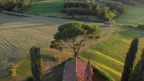 Veduta aerea della scena rurale in Italia con una vecchia chiesetta rossa. — Video Stock