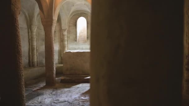 Cripta de la antigua iglesia San Paragorio, Noli, Liguria, Italia — Vídeos de Stock