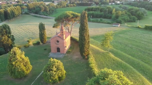 Luftaufnahme der ländlichen Szene Italiens mit einer alten kleinen roten Kirche. — Stockvideo