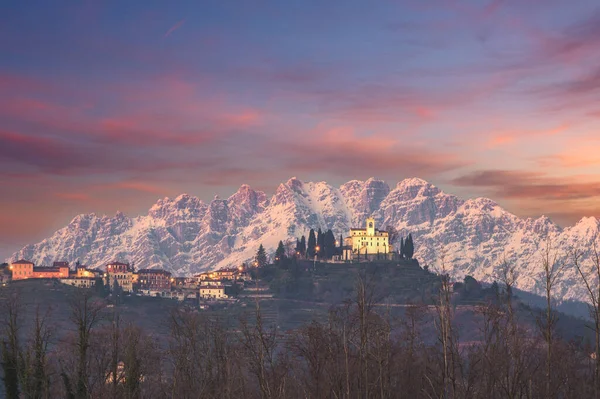 Montevecchia paisaje con Resegone montaña en el fondo. Lecco, Lombardía, Italia — Foto de Stock