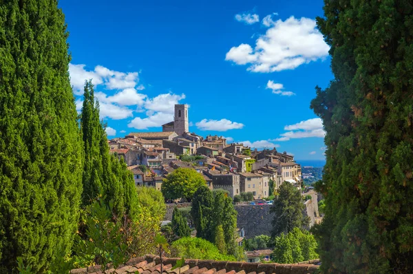 Piękna średniowieczna architektura miasta Saint Paul de Vence na Riwierze Francuskiej, Francja w słoneczny letni dzień — Zdjęcie stockowe