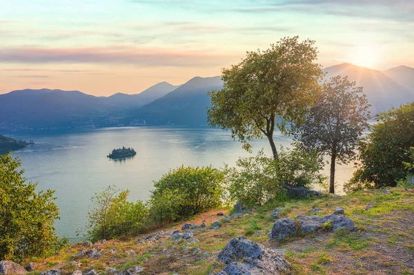 Pequeña isla Isola di Loreto en el lago Iseo, Italia — Foto de Stock