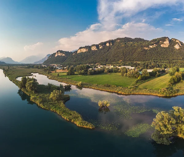 Krásný panoramatický výhled shora na řeku obklopující pšeničná pole a hory, Itálie krajina — Stock fotografie