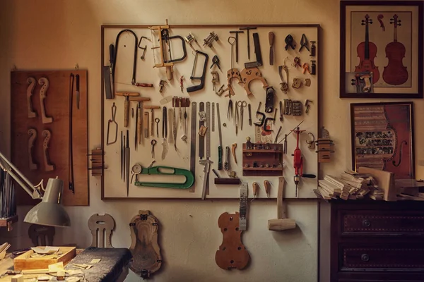 Keman yapımcısı workbench