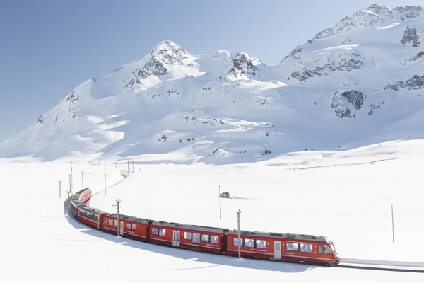 Schweizer Zug Mit Berg Hintergrund — Stockfoto