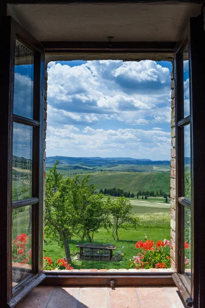 Krajobraz Toskanii z okna — Zdjęcie stockowe