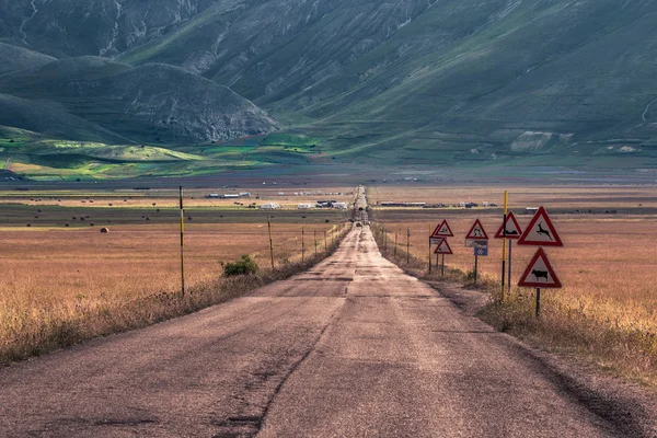 Campos florescentes nas montanhas Sibillini — Fotografia de Stock