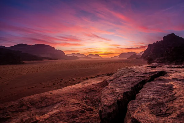 Západ slunce v poušti Wadi Rum, Jordánsko — Stock fotografie