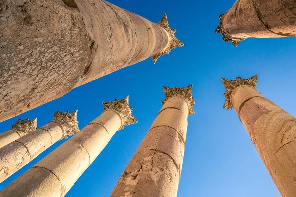 Grandes columnas en Jerash — Foto de Stock