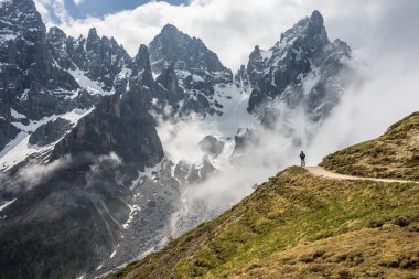 yürüyüşçüler Alp dağ izinde