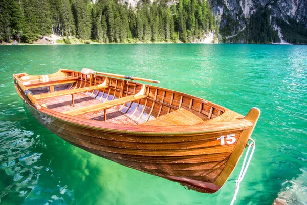 Barco no Lago di Braies em Dolomiti Mountains — Fotografia de Stock