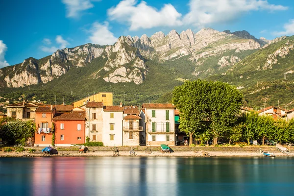 Pescarenico, село на озері — стокове фото