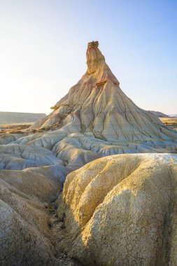 İspanya 'nın Bardenas Reales kentindeki Castildetierra' nın ikonik kaya oluşumu, gerçeküstü bir çöl ortamında altın akşam ışığı altında yüzyıllar süren erozyonla şekillenmiştir..