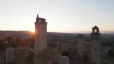 San Gimignano 'nun gündoğumunda gökyüzü manzarası Siena, Toskana, İtalya. 