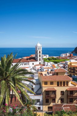 Sahil kasabası Garachico 'da kilise kulesi ve Atlantik Okyanusu, Tenerife, Kanarya Adaları manzaralı renkli çatılar.