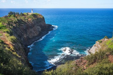 Kilauea Deniz Feneri, Kilauea Point, Kauai, Hawaii, ABD 'deki Pasifik Okyanusu manzaralı sahil kayalıkları.