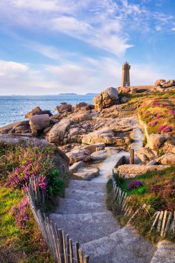 Phare de Mean Ruz Pembe Granit Sahilinde kayalık kıyı şeridi ve Ploumanach, Brittany, Fransa 'da kıyı yolu