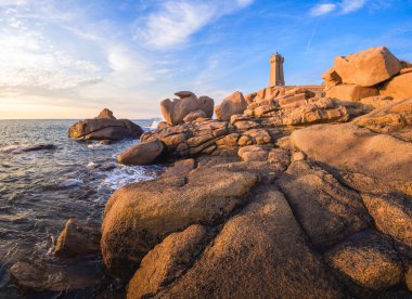 Phare de Mean Ruz Pembe Granit Sahilinde kayalık kıyı şeridi ve Ploumanach, Brittany, Fransa 'da kıyı yolu