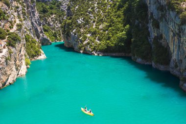 Verdon Vadisi, Provence, Fransa 'nın turkuaz sularında kano..