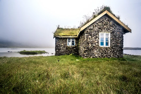 Gras huis faroe eiland, Noord Atlantische — Stockfoto