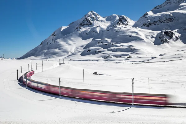 Trem vermelho ao redor das belas montanhas suíças — Fotografia de Stock