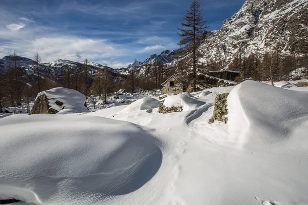 Lago alpino innevato e villaggio — Foto Stock