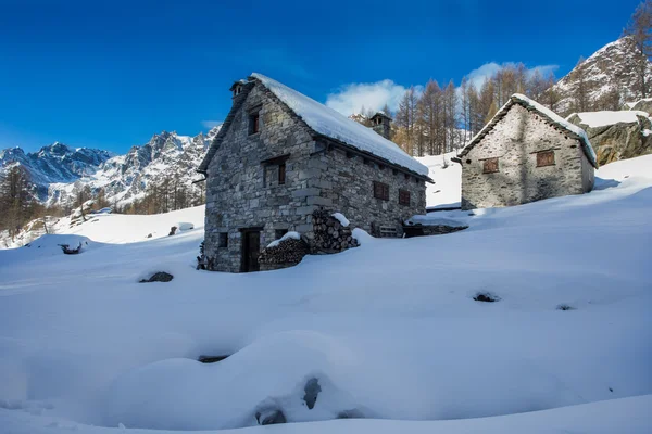 Lago alpino nevado e aldeia — Fotografia de Stock