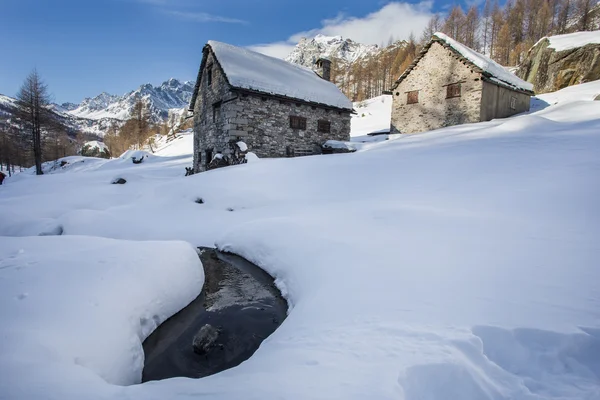 Lac et village alpins enneigés — Photo