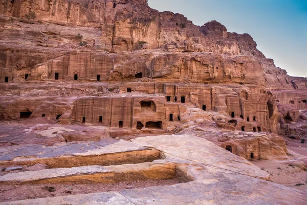 Tumbas de cuevas, Petra, Jordania — Foto de Stock