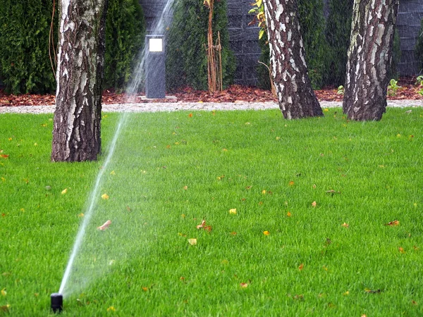 庭の自動散水システム、作業スプリンクラー — ストック写真