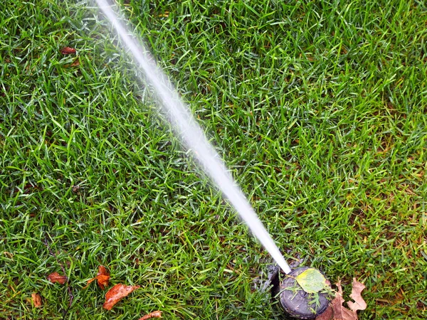 Giardino impianto di irrigazione automatico, irrigatore funzionante — Foto Stock