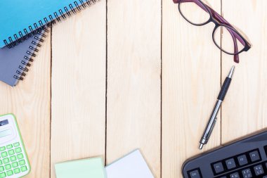 Boşluk ile kağıt ve kalem ortasında Ofis ekipmanları