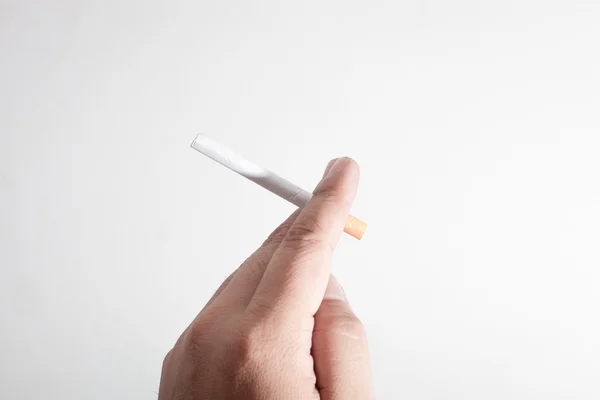 男人的手抓住香烟。世界无烟日 — 图库照片