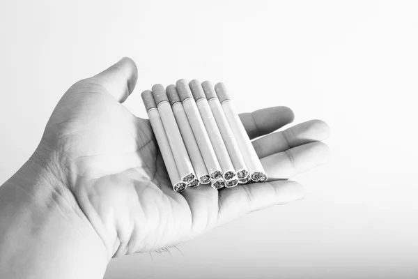 黑与白的人手执香烟。世界无烟日 — 图库照片