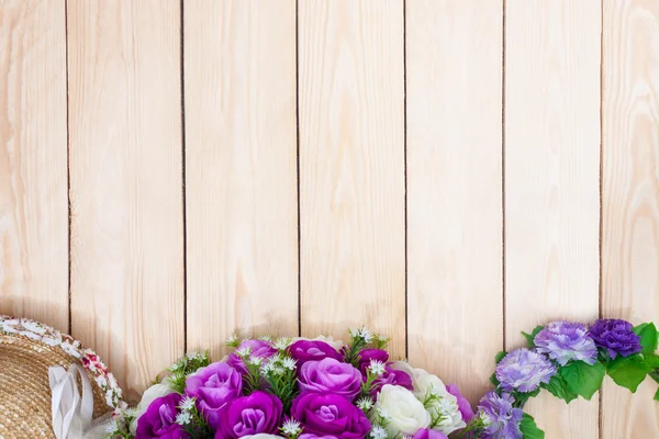 Sombrero de rosas púrpura sobre fondo de madera. Vista superior . — Foto de Stock