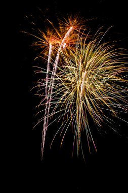 Gece gökyüzünde havai fişek izleri.