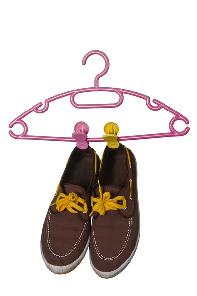 Schuhe und Kleiderbügel isoliert auf weißem Hintergrund. — Stockfoto