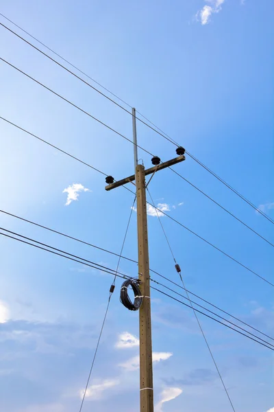 Γραμμές μεταφοράς ενέργειας ηλεκτρικό πόλων και σύρματα — Φωτογραφία Αρχείου