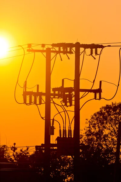 Silhouet van elektrische paal hoogspanningslijnen en draden in zonsondergang — Stockfoto