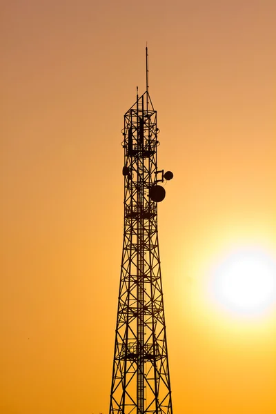 Silhuett av Tele-radio tower i solnedgången — Stockfoto