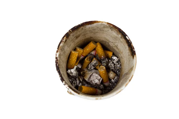 堆的熏香烟在烟灰缸上白色孤立 — 图库照片