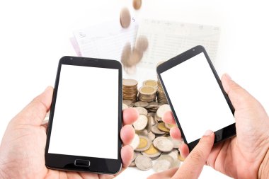 Adam elini boş dokunmatik ekran akıllı telefon ekonomi kavramı üzerinde