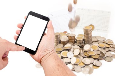 Adam elini boş dokunmatik ekran akıllı telefon ekonomi kavramı üzerinde